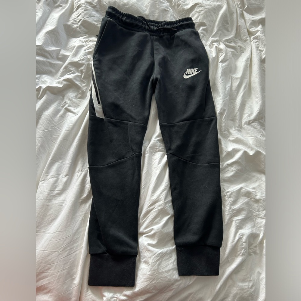 Nike joggers. Elastic waist with tie. YM. Deep zippered side pocket. Small pull
